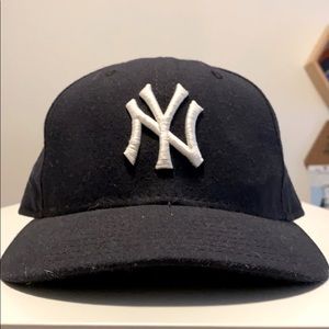 Official NY Yankees Baseball Cap - Navy/White